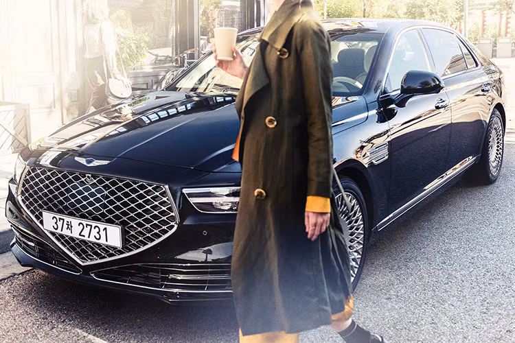 Được sản xuất ở nhà máy Ulsan, mẫu sedan hạng sang cỡ lớn phục vụ vai trò thay thế Equus, mẫu sedan nổi tiếng nhất mà hãng xe ôtô Hyundai từng chào bán. Cho tới tận ngày nay, mẫu Equus vẫn được sử dụng bởi các quan chức chính phủ Hàn Quốc.