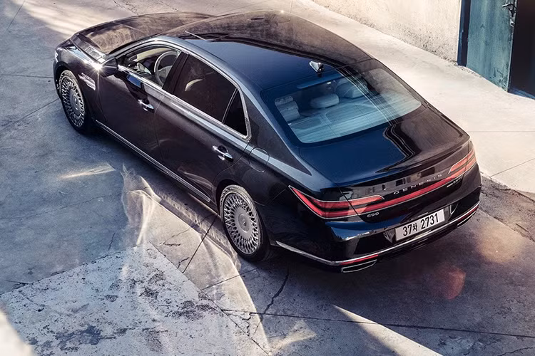 Bộ la-zăng cỡ 19-inch dường như “mất hình” trong vòm bánh xe lớn, và trông còn nhỏ bé hơn nữa nếu bạn so sánh chúng với chiều dài của cả chiếc xe. Chắc chắn thay thế một bộ la-zăng cỡ lớn hơn sẽ giúp cải thiện mặt hình ảnh của xe, nhưng thay đổi sang cỡ 20 hoặc 21-inch sẽ ảnh hưởng tới độ êm ái của chất lượng lái. Đó là lý do tại sao 19-inch sẽ là lựa chọn hợp hơn.