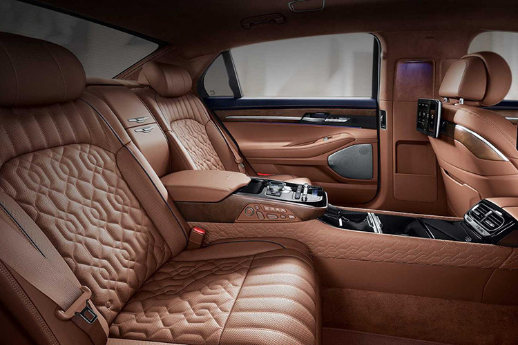 Ngoài tỷ lệ kích thước khủng hơn, nội thất của phiên bản Limousine cũng có đầy các chất liệu cao cấp như da, gỗ, và kim loại, giúp tạo nên một không gian thoải mái cho người ngồi trong những chuyến đi dài.