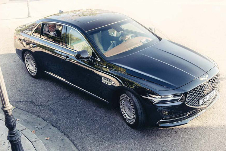 Nếu mẫu Mercedes-Maybach S-Class là quá đắt đối với ví tiền của bạn, Genesis có một phương án thay thế hợp lý hơn đó là Genesis G90 Limousine mới đã được ra mắt ở thị trường quê nhà Hàn Quốc với giá từ 155,11 triệu won (tương đương 3,2 tỷ đồng).