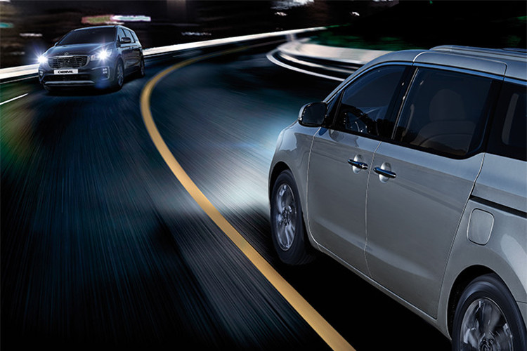 Hệ thống hỗ trợ lái xe an toàn Kia Drive Wise giờ đây có thêm tính năng kiểm soát hành trình chủ động, đèn pha chống lóa chủ động, tính năng cảnh báo chệch làn đường và hỗ trợ tránh va chạm phía trước.