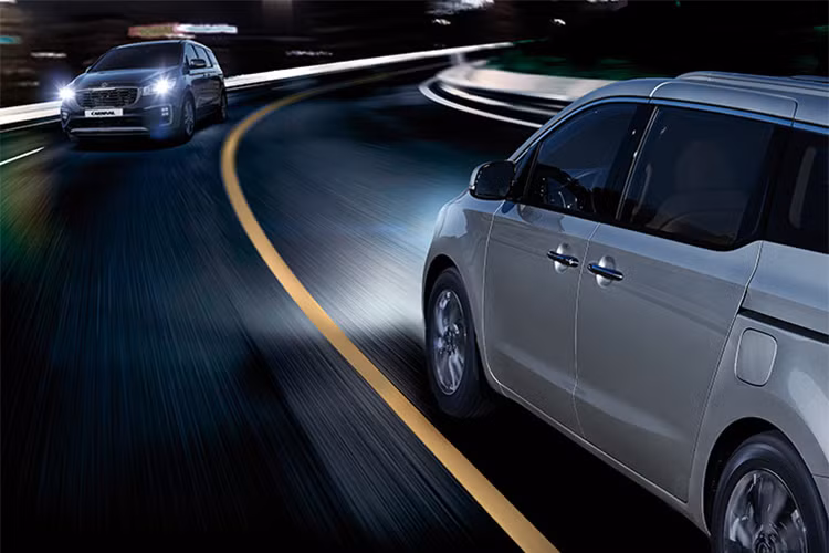 Hệ thống hỗ trợ lái xe an toàn Kia Drive Wise giờ đây có thêm tính năng kiểm soát hành trình chủ động, đèn pha chống lóa chủ động, tính năng cảnh báo chệch làn đường và hỗ trợ tránh va chạm phía trước.