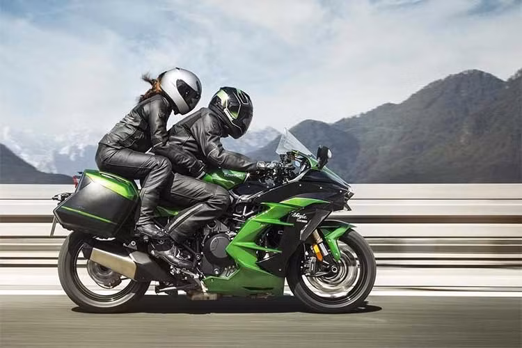 Nếu có thêm Ram Air (bầu lấy gió), động cơ sẽ tạo ra công suất tối đa hơn 206 mã lực. Do được hãng xe máy Kawasaki hiệu chỉnh lại hoàn toàn nên động cơ của Ninja H2 SX vận hành mượt mà và êm ái hơn. Theo Kawasaki cho hay, động cơ này có mức tiêu thụ nhiên liệu khá thấp.