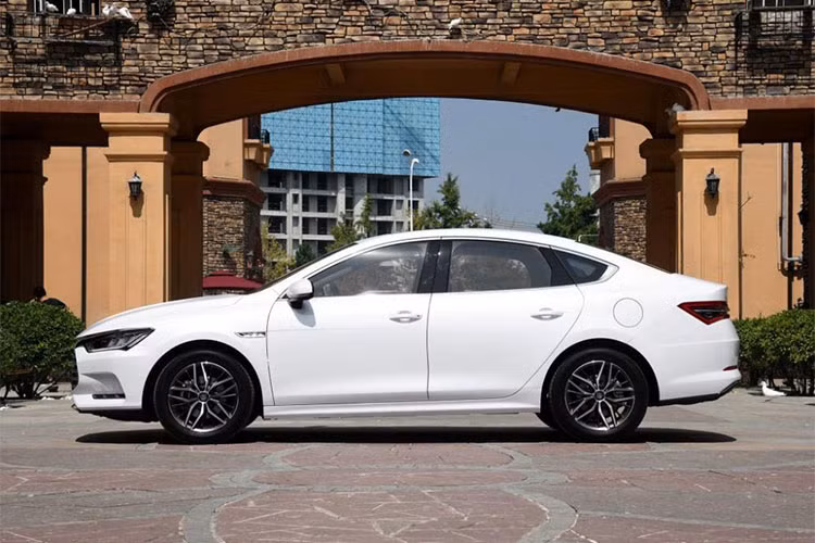 Được thiết kế bởi ông Wolfgang Egger, cựu giám đốc thiết kế của Audi, không có gì bất ngờ khi Qin Pro trở thành mẫu sedan BYD đẹp mắt nhất từ trước tới nay. Theo sự chia sẻ của nhà sản xuất, nó được chế tạo trên một ngôn ngữ thiết kế mới có cái tên rất kêu là “Dragon Pace”.