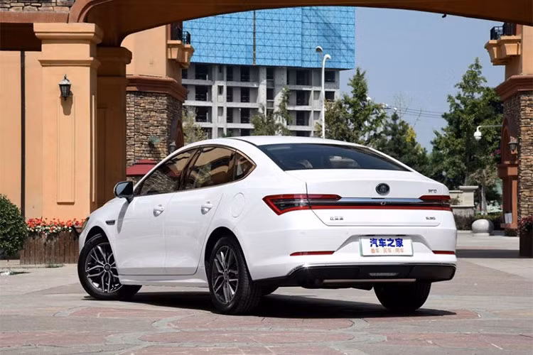 Ngoại thất xe với các đường nét thiết kế mang tính khí động học có nẹp kim loại chạy quanh từ đầu đến phía đuôi xe. Cụm đèn trước có thiết kế khá nhỏ, nhưng là dạng led hiện đại cùng đèn viền chạy liền mạch quanh phần đuôi. Mâm xe dạng hợp kim thiết kế 5 chấu kép khá ấn tượng.