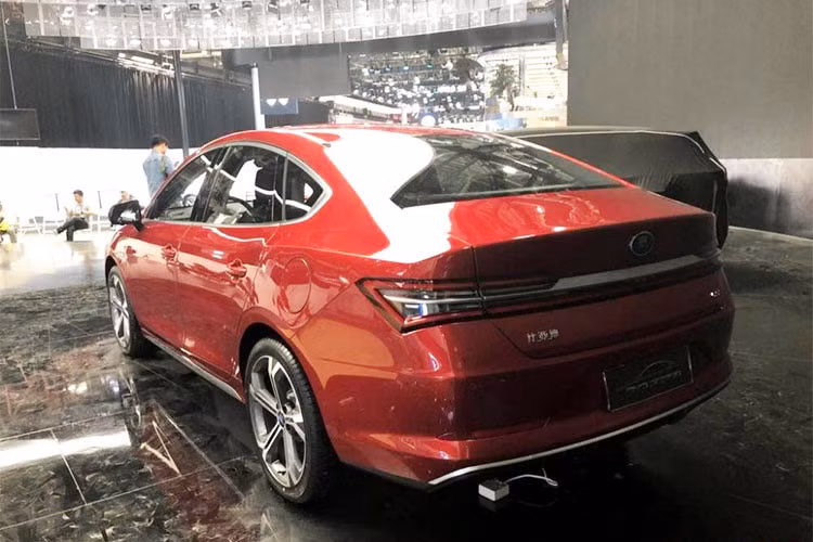 Nhưng tốt nhất phải là bản plug-in hybrid, kết hợp cả máy tăng áp 1.5L với một mô-tơ điện để mang tới tổng công suất 295 mã lực. Nhà sản xuất BYD đã gọi phiên bản xe plug-in hybrid là “DM”, viết tắt cho “mô-tơ kép”. Đáng chú ý, xe chỉ uống khoảng 1 lít xăng/100 km.