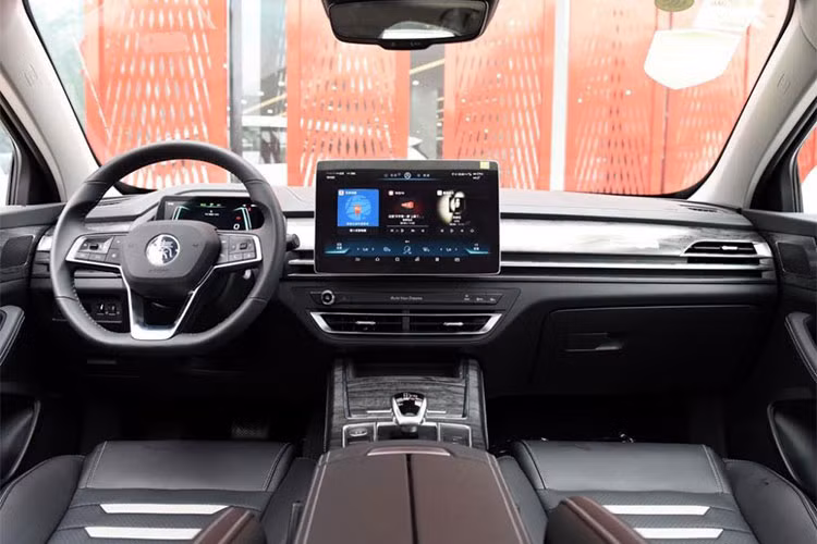 Kích thước của mẫu xe mới này là dài 4,765 mét, rộng 1,837 mét, và cao 1,495 mét, và có chiều dài cơ sở là 2,718 mét. Điểm nhấn đặc biệt trong khoang lái của xe phải kể đến một màn hình cảm ứng cỡ 12,1-inch to tướng đặt trên mặt táp lô, và lợi hại hơn nữa là nó có thể xoay được.