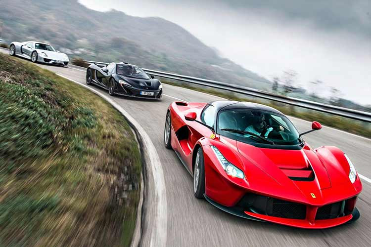 Những nỗ lực của các nhà thiết kế xe đã liên tục bứt phá mọi giới hạn, để năm 2023 một lần nữa chứng kiến hàng loạt rào cản tốc độ một thời bị phá vỡ, khi những chiếc siêu xe nhanh nhất thế giới đã và đang dần tiến sát ngưỡng 500 km/h. 