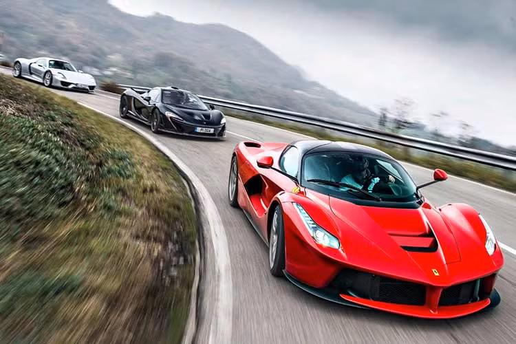 Những nỗ lực của các nhà thiết kế xe đã liên tục bứt phá mọi giới hạn, để năm 2023 một lần nữa chứng kiến hàng loạt rào cản tốc độ một thời bị phá vỡ, khi những chiếc siêu xe nhanh nhất thế giới đã và đang dần tiến sát ngưỡng 500 km/h. 