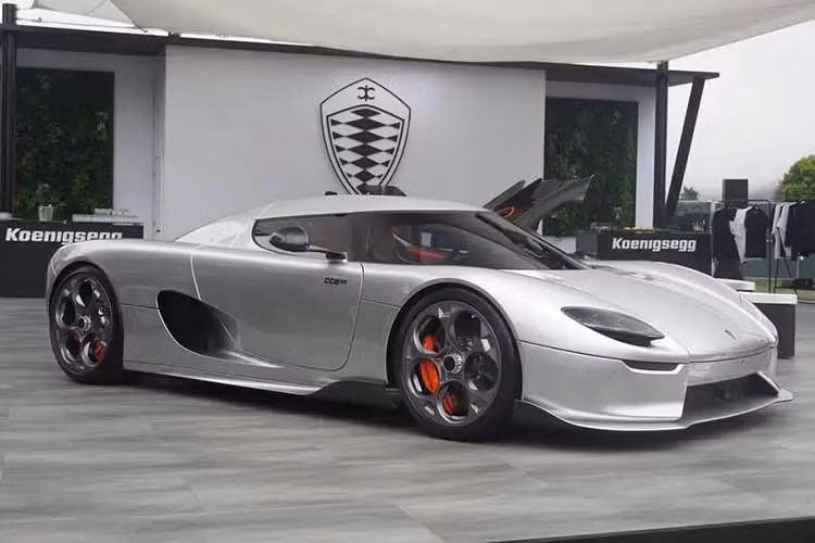  Koenigsegg CC850 – 482 km/h Đã 20 năm trôi qua kể từ khi chiếc Koenigsegg CC8S đầu tiên xuất hiện trên đường phố. Mẫu xe này mới đây đã được vinh danh bằng chiếc Koenigsegg CC850 – lấy cảm hứng từ “đàn anh” CC8S của nó. Tuy nhiên, điểm đặc biệt trên mẫu xe này là động cơ V8 tăng áp kép kết hợp với hộp số sàn.