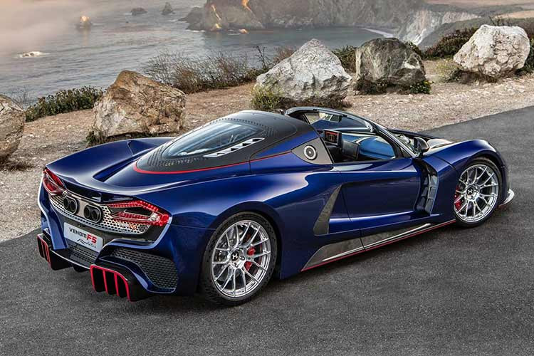 Khối động cơ được làm bằng gang đúc với nắp máy làm bằng nhôm, nhờ đó, khối lượng động cơ chỉ ở mức 289 kg và tổng thể chiếc xe chỉ nặng 1.360 kg, tạo ra tỉ lệ công suất/khối lượng ở mức 1.289 mã lực/tấn. Với sức mạnh này, Hennessey cho biết Venom F5 có thể tăng tốc lên 200 km/h trong chỉ 4,7 giây, xe dùng hộp số bán tự động 7 cấp.