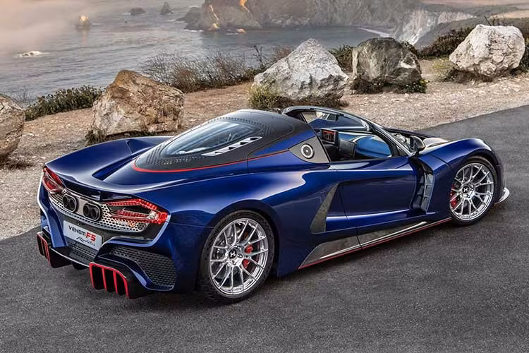 Khối động cơ được làm bằng gang đúc với nắp máy làm bằng nhôm, nhờ đó, khối lượng động cơ chỉ ở mức 289 kg và tổng thể chiếc xe chỉ nặng 1.360 kg, tạo ra tỉ lệ công suất/khối lượng ở mức 1.289 mã lực/tấn. Với sức mạnh này, Hennessey cho biết Venom F5 có thể tăng tốc lên 200 km/h trong chỉ 4,7 giây, xe dùng hộp số bán tự động 7 cấp.