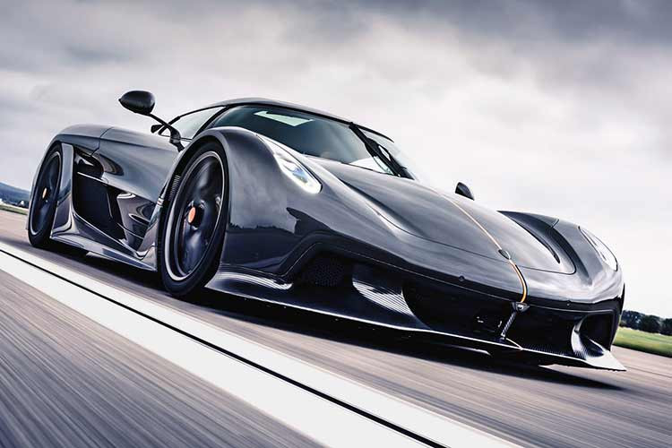 Xe được trang bị động cơ xăng V8 5.0 lít tăng áp kép đi kèm hộp số tự động 9 cấp, đặc biệt khi sử dụng nhiên liệu xăng E85 (85% ethanol, 15% xăng) thì công suất cực đại đạt 1.600 mã lực và mô-men xoắn lên đến 1.500 Nm cùng tốc độ tối đa 498 km/h. Con số này sẽ giảm xuống chỉ còn 1.280 mã lực/1.000 Nm nếu như chạy xăng bình thường. Theo Koenigsegg, tốc độ lý thuyết của Jesko Absolut có thể lên tới 530 - 560 km/h trong điều kiện thích hợp. 