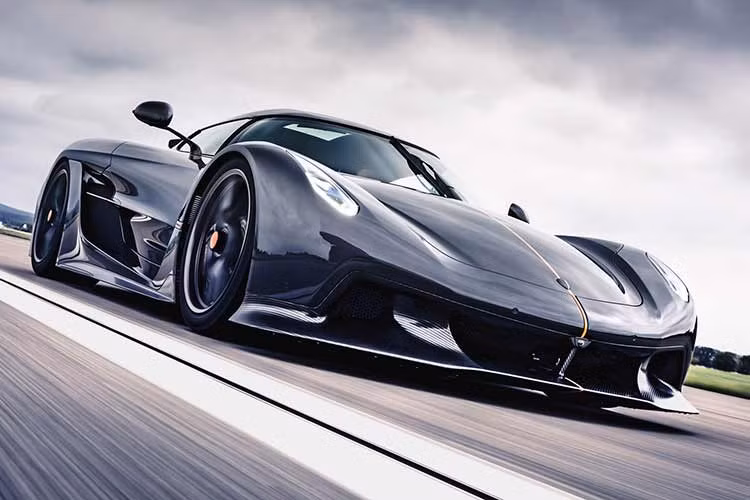 Xe được trang bị động cơ xăng V8 5.0 lít tăng áp kép đi kèm hộp số tự động 9 cấp, đặc biệt khi sử dụng nhiên liệu xăng E85 (85% ethanol, 15% xăng) thì công suất cực đại đạt 1.600 mã lực và mô-men xoắn lên đến 1.500 Nm cùng tốc độ tối đa 498 km/h. Con số này sẽ giảm xuống chỉ còn 1.280 mã lực/1.000 Nm nếu như chạy xăng bình thường. Theo Koenigsegg, tốc độ lý thuyết của Jesko Absolut có thể lên tới 530 - 560 km/h trong điều kiện thích hợp. 