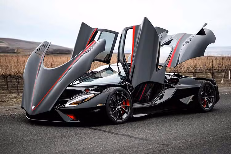  SSC Tuatara – 475 km/h SSC là một công ty nhỏ ở Richland, Washington. Cho đến nay công ty này không sản xuất nhiều xe và Tuatara là người kế nhiệm của mẫu xe Ultimate Aero – được biết đến là mẫu xe nhanh nhất thế giới vào năm 2007. Được thiết kế để vượt xa hiệu suất của Ultimate Aero, Tuatara sử dụng nhiều sợi carbon - thân xe, khung và vỏ liền khối đều được làm từ vật liệu nhẹ.