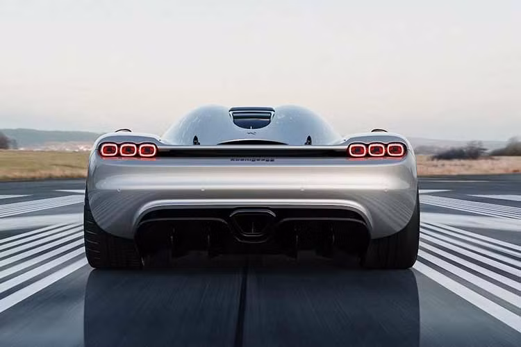 Koenigsegg CC850 là mẫu siêu xe mới nhất của thương hiệu Thụy Điển, ra mắt từ tháng 8/2022. CC850 trang bị hộp số nửa tự động, nửa số sàn, đi kèm động cơ 5 lít V8, công suất 1.385 mã lực và mô-men xoắn 1.382 Nm, tăng tốc 0 - 100 km/h chỉ trong 2,7 giây.