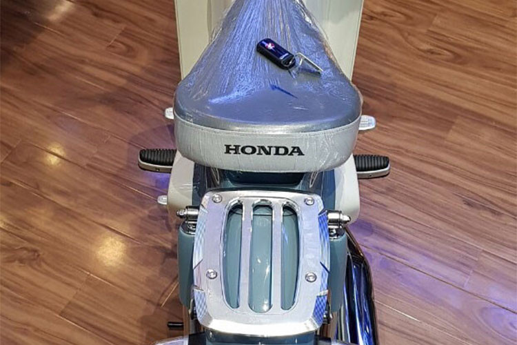 Chiếc xe vẫn giữ nguyên bộ yên đơn và giá đèo hàng giống như truyền thống của Super Cub. Tuy nhiên khác với những thế hệ cũ, xe có khóa yên và mở bằng nút bấm, thay cho loại mở bằng chìa trên bản Cub 110.