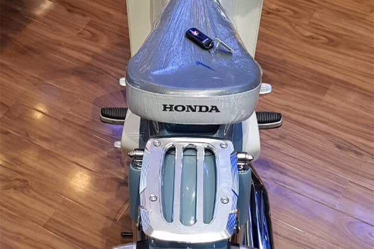 Chiếc xe vẫn giữ nguyên bộ yên đơn và giá đèo hàng giống như truyền thống của Super Cub. Tuy nhiên khác với những thế hệ cũ, xe có khóa yên và mở bằng nút bấm, thay cho loại mở bằng chìa trên bản Cub 110.