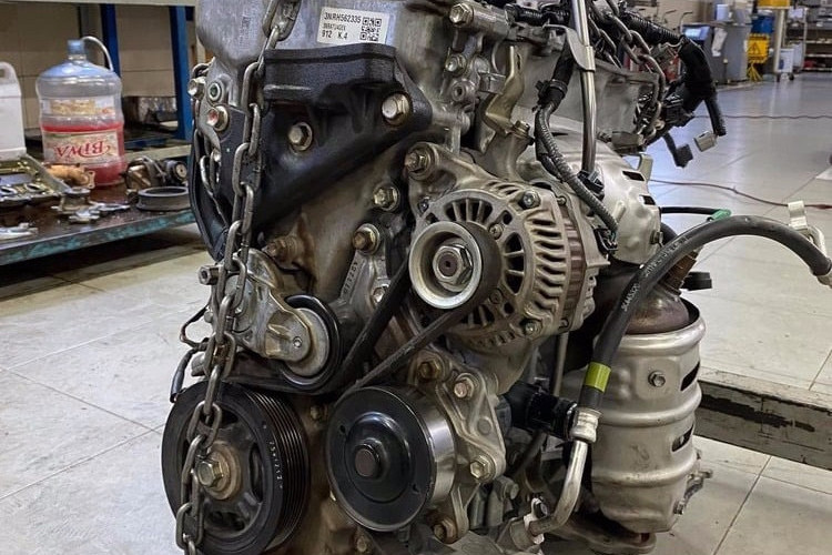 Hãng Toyota lại đề nghị anh Hòa cho phép "bổ máy" lần 2 để thay thế thêm hàng loạt chi tiết như mặt quy lát, supap, lò xo supap, cò mổ cam, xích cam, dẫn hướng cam, tăng cam tự động, dẫn hướng cam,... Các chi tiết này được lấy từ một động cơ khác chưa sử dụng. Mặc dù rất chán nản, anh Hòa một lần nữa đồng ý với hi vọng, việc "tân trang" động cơ xe sẽ khắc phục dứt điểm được sự cố.