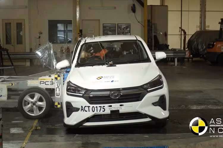 Daihatsu "đóng" logo Toyota vướng bê bối gian lận an toàn là sự kiện nhận được làn sóng dư luận dữ dội nhất vừa qua. Cụ thể, Daihatsu đã gian lận trong các cuộc thử nghiệm an toàn va chạm vào tháng 4 liên quan đến 88.000 ôtô, hầu hết các xe được bán dưới thương hiệu Toyota và cuộc điều tra mới nhất cho thấy phạm vi bê bối lớn hơn rất nhiều.