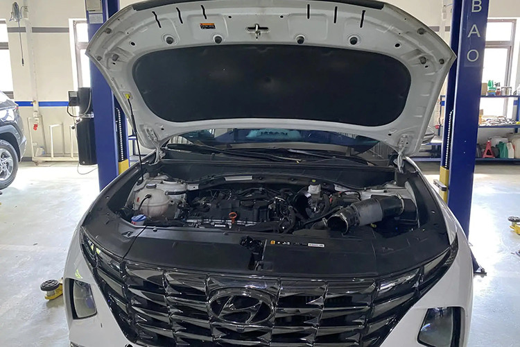 Đại diện Hyundai Lào Cao đưa ra đề nghị bổ máy chiếc Hyundai Tucson để khắc phục, nhưng chủ xe không đồng ý bởi sẽ mất giá trị xe.