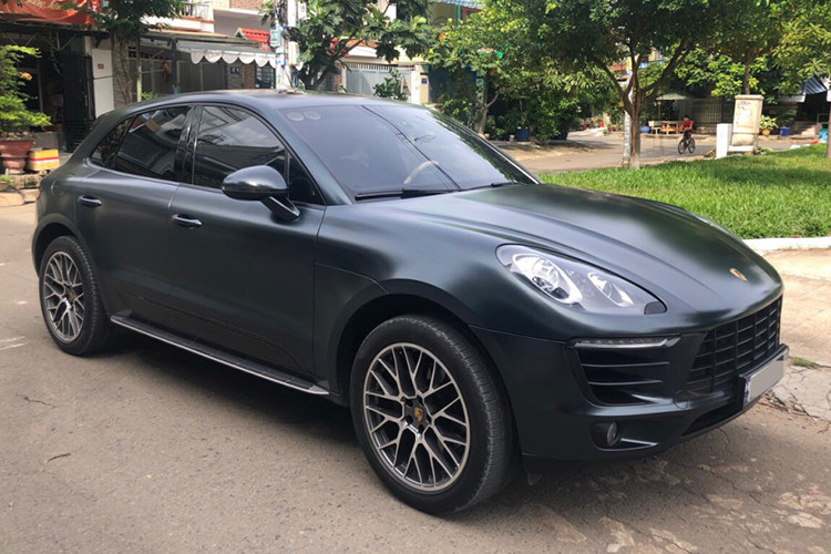 Cuối 2022, chủ Macan đời 2016 Phạm Anh Tấn (TP HCM) đến Porsche Sài Gòn để thay thế cản trước. Khoảng một tuần sau, xe hiện hàng loạt lỗi trên màn hình, không thể vào số để di chuyển. Ngay sau khi liên hệ hãng thì được hướng dẫn thêm dầu máy vào động cơ, nhưng lỗi không được khắc phục. Do cơ sở thông báo trong kỳ lễ Giáng sinh, không tiếp nhận xe, nên anh đưa xe ra garage tư nhân để kiểm tra.