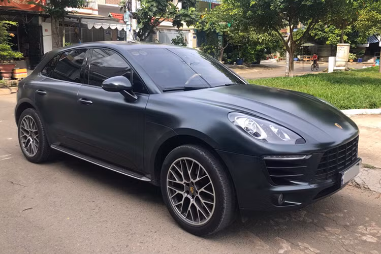 Cuối 2022, chủ Macan đời 2016 Phạm Anh Tấn (TP HCM) đến Porsche Sài Gòn để thay thế cản trước. Khoảng một tuần sau, xe hiện hàng loạt lỗi trên màn hình, không thể vào số để di chuyển. Ngay sau khi liên hệ hãng thì được hướng dẫn thêm dầu máy vào động cơ, nhưng lỗi không được khắc phục. Do cơ sở thông báo trong kỳ lễ Giáng sinh, không tiếp nhận xe, nên anh đưa xe ra garage tư nhân để kiểm tra.