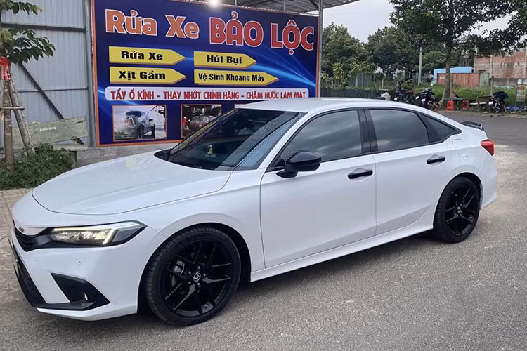 Do đó, anh Thông đã khiếu nại với Honda Việt Nam và sau nhiều lần kiểm tra, phía nhà phân phối đã cử chuyên gia xác minh và kết quả xác định có sự chênh lệch màu sắc trên cánh cửa. Sau đó, Honda Việt Nam đã thay một chiếc Honda Civic RS tương ứng cho khách hàng và lo toàn bộ chi phí lăn bánh. 