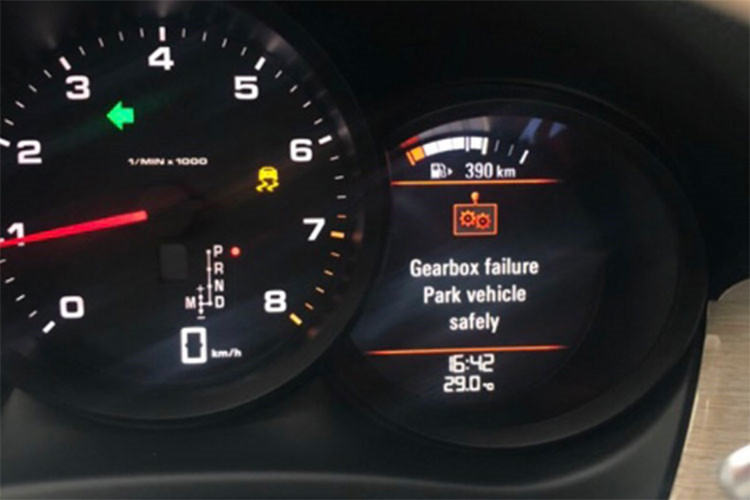 Phía Porsche Việt Nam cho rằng dựa vào các bất thường như dầu hộp số được thay thế không đúng chủng loại, ron đáy các-te dầu hộp số có dấu hiệu dán keo, cho nên "việc xe hỏng hộp số không thuộc phạm vi trách nhiệm của Porsche" nhưng theo chủ xe thì điều này không đúng.