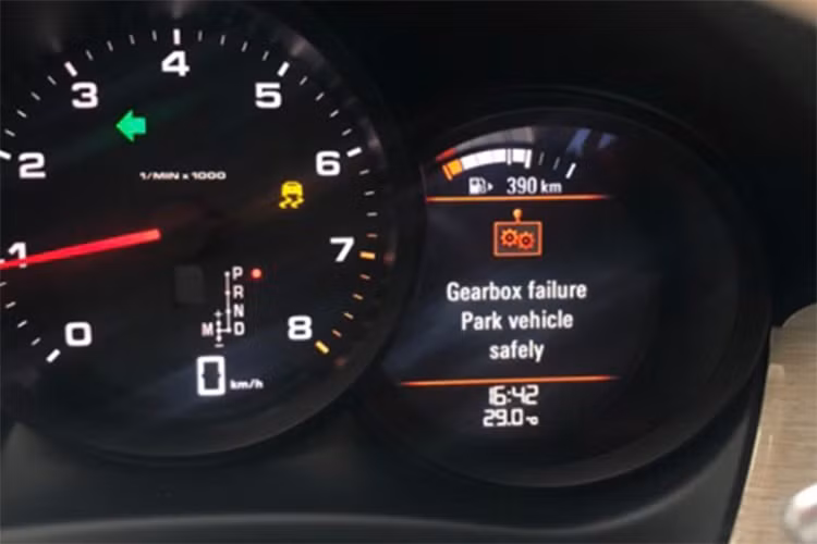 Phía Porsche Việt Nam cho rằng dựa vào các bất thường như dầu hộp số được thay thế không đúng chủng loại, ron đáy các-te dầu hộp số có dấu hiệu dán keo, cho nên "việc xe hỏng hộp số không thuộc phạm vi trách nhiệm của Porsche" nhưng theo chủ xe thì điều này không đúng.