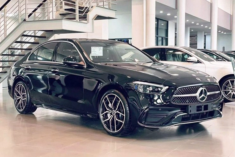 Ngoại trừ ôtô điện, còn lại gần như hầu hết các dòng sản phẩm xe Mercedes-Benz tại Việt Nam đều gặp những vấn đề khác nhau dẫn đến việc phải triệu hồi để khắc phục. Từ những mẫu sedan như C-Class, E-Class, S450 4 Matic, GLE, AMG GLE cho đến những dòng cao cấp như Maybach GLS480 hay thế hệ mới của CLC ra mắt hồi tháng 5 cũng dính lỗi, phải triệu hồi.
