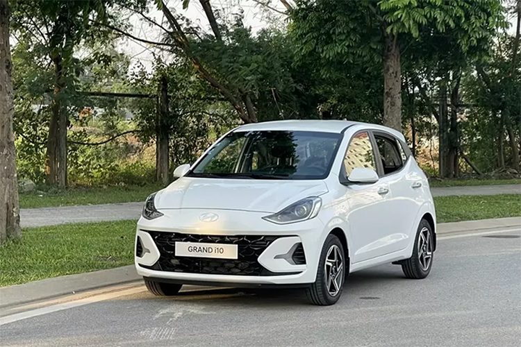  Hyundai Grand i10 2024 Trong loạt ôtô mới nhất ra mắt tháng 6/2024, Hyundai Grand i10 2024 là cái tên được mong chờ nhất với nhiều người dùng Việt. Bởi mới đây tại Hà Nội đã xuất hiện hình ảnh mẫu xe này chạy trên đường phố mà không có bất kỳ lớp ngụy trang nào.