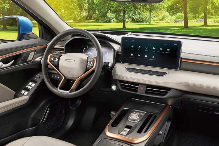 Về động cơ, bản thuần xăng của Haval Jolion được trang bị động cơ 1.5L tăng áp, công suất 147HP và mô-men xoắn 220Nm. Bản hybrid bao gồm động cơ xăng 1.5L tăng áp và mô-tơ điện cho công suất 190HP và mô-men xoắn 375Nm. 