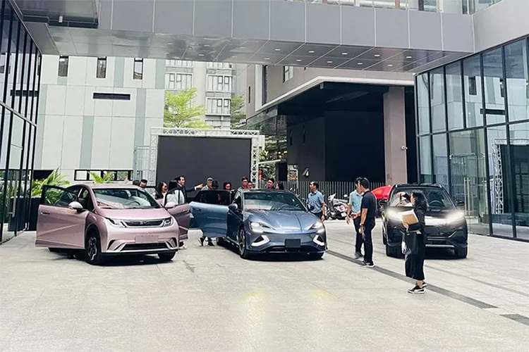 Tuy nhiên vào đầu tháng 5 vừa qua đối tác phân phối thương hiệu xe điện Trung Quốc đã bất ngờ tuyên bố ngừng hợp tác, trong bối cảnh một số showroom của BYD chuẩn bị sẵn sàng đi vào hoạt động. Do đó chưa rõ liệu 3 mẫu xe đầu tiên của BYD gia nhập thị trường Việt Nam có kịp ra mắt trong tháng này hay không?