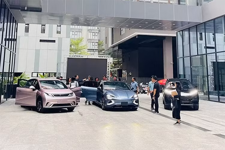 Tuy nhiên vào đầu tháng 5 vừa qua đối tác phân phối thương hiệu xe điện Trung Quốc đã bất ngờ tuyên bố ngừng hợp tác, trong bối cảnh một số showroom của BYD chuẩn bị sẵn sàng đi vào hoạt động. Do đó chưa rõ liệu 3 mẫu xe đầu tiên của BYD gia nhập thị trường Việt Nam có kịp ra mắt trong tháng này hay không?