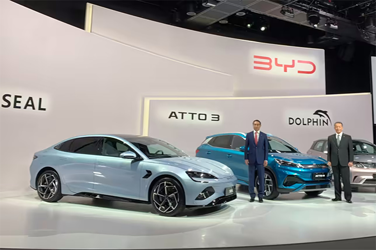  Bộ 3 xe điện nhà BYD về Việt Nam Theo thông tin từ đại diện một đại lý của hãng xe điện Trung Quốc BYD tiết lộ, 3 mẫu Dolphin, Atto 3 và Seal dự kiến sẽ ra mắt vào tháng 6. Mức giá tiết lộ của c ác xe lần lượt là 547 triệu, 704-742 triệu đồng và 1 tỷ đồng. Trước đó vào tháng 4, nhiều đại lý BYD đã bắt đầu nhận cọc 3 mẫu xe này.