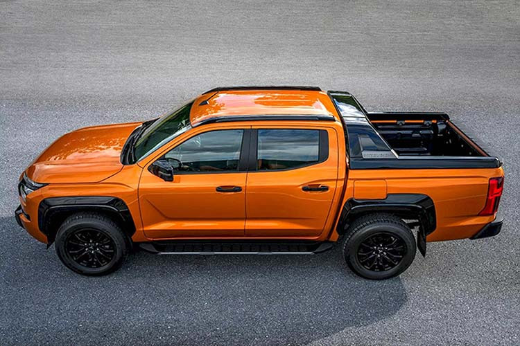 Bảng điều khiển trung tâm vẫn giữ lại các nút vật lý kiểu piano và các chế độ gài cầu. Động cơ của Triton 2024 có 3 cấu hình. Bản động cơ 2.4L Turbo đơn đạt công suất 184PS và mô-men xoắn 430Nm. Bản động cơ 2.4L Bi-Turbo đạt công suất 204PS và mô-men xoắn 470Nm. Bản 2.4 hút khí tự nhiên cho công suất 150PS và mô-men xoắn 330Nm.