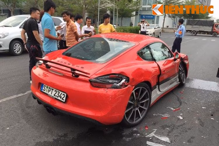 Được biết, chiếc Porsche Cayman GTS được một khách hàng Việt cầm lái chạy thử nằm trong một phần trải nghiệm cho khách hàng tại chương trình Porsche World Roadshow, nhưng do chạy ngược chiều nên va chạm với xe bồn mang biển kiểm soát 54S-4156.