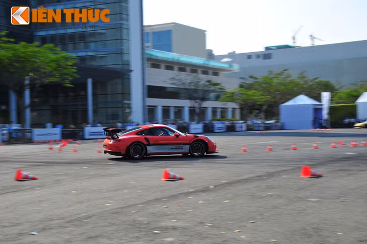 Porsche World Roadshow là một trong những sự kiện trải nghiệm xe khá ấn tượng, đã được tổ chức tại 45 quốc gia và thu hút hơn 42.000 khách hàng tham dự. Đây là lần đầu tiên sự kiện này được tổ chức tại Việt Nam.