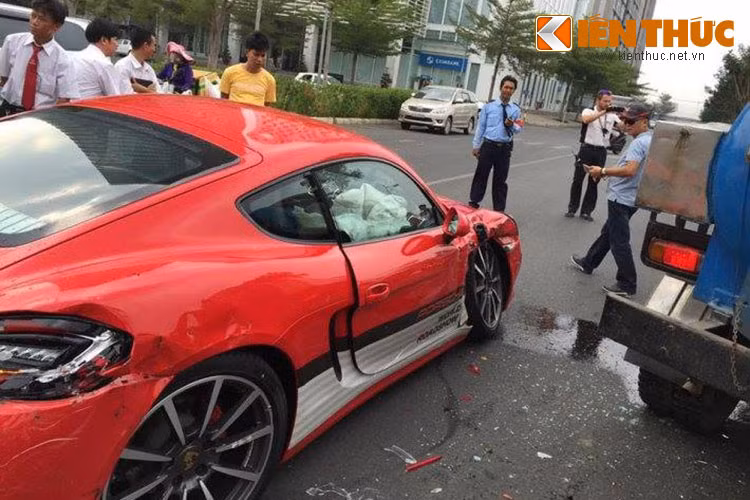 Cú va chạm đã khiến chiếc xe thể thao tiền tỷ Porsche Cayman GTS màu đỏ bị hư hỏng nặng. Cụ thể, cửa bên phía ghế phụ bị móp và biến dạng nặng. Ngoài ra, la-zăng và một bên đèn hậu phía sau cũng bị hư hỏng trong vụ tai nạn. Bên trong khoang lái, các túi khí cũng bung ra.