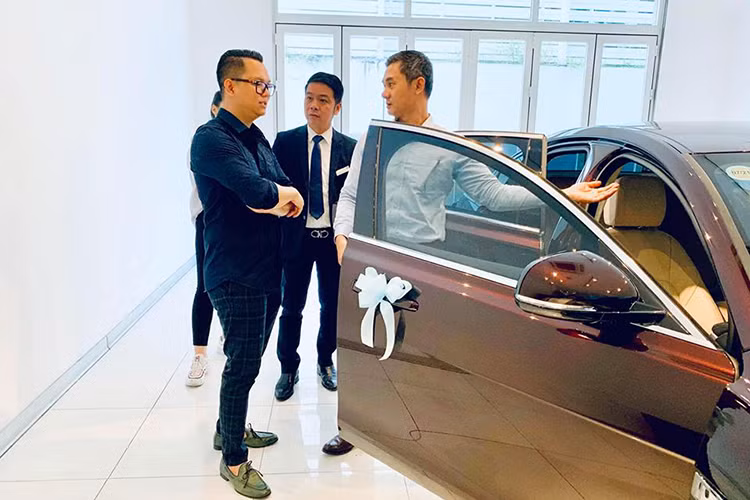 Jaguar XF là mẫu sedan hạng sang cỡ trung, mẫu xe thương hiệu Anh quốc này nằm trong phân khúc cạnh tranh với các đối thủ như Mercedes-Benz E-Class, BMW 5 Series hay Audi A6 tại thị trường Việt Nam.