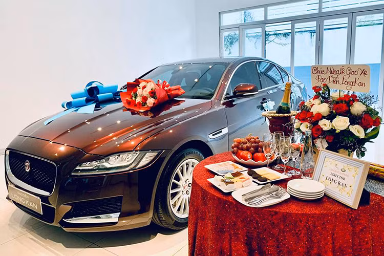 Mới đây, đạo diễn Long Kan vừa tậu cho mình chiếc sedan hạng sang cỡ trung Jaguar XF, thông qua đại lý chính hãng tại TP HM. Tại Việt Nam ngoài Long Kan, còn có những người nổi tiếng từng sở hữu xe sang Jaguar XF còn có nữ ca sĩ Thiều Bảo Trang và Hoa hậu Kỳ Duyên...