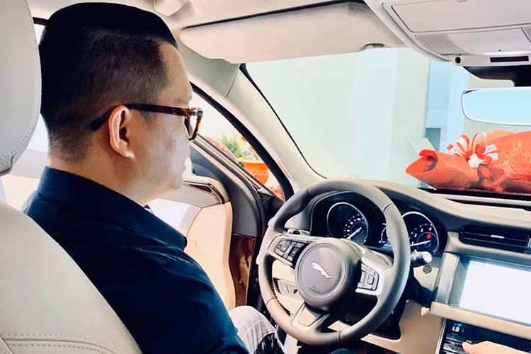 Các công nghệ hỗ trợ lái tiên tiến đặc trưng của Jaguar được trang bị trên xe như: hỗ trợ Kiểm Soát Độ Bám Đường Toàn Bề Mặt (All Surface Progress Control - ASPC), thích ứng toàn bề mặt (Adaptive Surface Response – ASR), quản lý thông tin giải trí InControl Touch, đèn LED cường độ sáng cao làm tăng độ an toàn, tính thích ứng, tiện nghi và sự thoải mái trên những điều kiện mặt đường khác nhau...