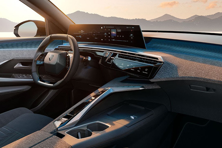 Peugeot 5008 E 2025 dự kiến sẽ có chiều dài hơn 4.700 mm, lớn hơn đáng kể so với phiên bản hiện tại (4.641 mm) và ngang hàng với các đối thủ như Skoda Kodiaq và Renault Espace. Ngoài ra, chiều dài tổng thể của Peugeot 5008 cũng lớn hơn khoảng 160 mm so với E-3008. Kích thước lớn mang lại cho Peugeot 5008 không gian cabin khá rộng rãi.