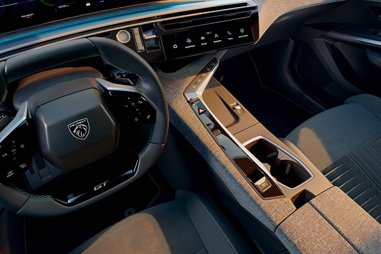 Giống như bản tiền nhiệm, mẫu SUV thuần điện mang thương hiệu Pháp có các tùy chọn 5 hoặc 7 chỗ ngồi. Thiết kế nội thất của Peugeot 5008 sẽ giống với E-3008, với điểm nhấn là màn hình i-Cockpit cong 21 inch, vô lăng vát đáy thể thao, tích hợp nhiều phím bấm chức năng và các loại vật liệu cao cấp như vải hoặc da.