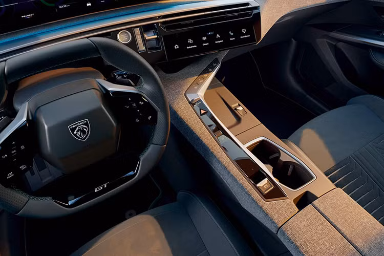 Giống như bản tiền nhiệm, mẫu SUV thuần điện mang thương hiệu Pháp có các tùy chọn 5 hoặc 7 chỗ ngồi. Thiết kế nội thất của Peugeot 5008 sẽ giống với E-3008, với điểm nhấn là màn hình i-Cockpit cong 21 inch, vô lăng vát đáy thể thao, tích hợp nhiều phím bấm chức năng và các loại vật liệu cao cấp như vải hoặc da.