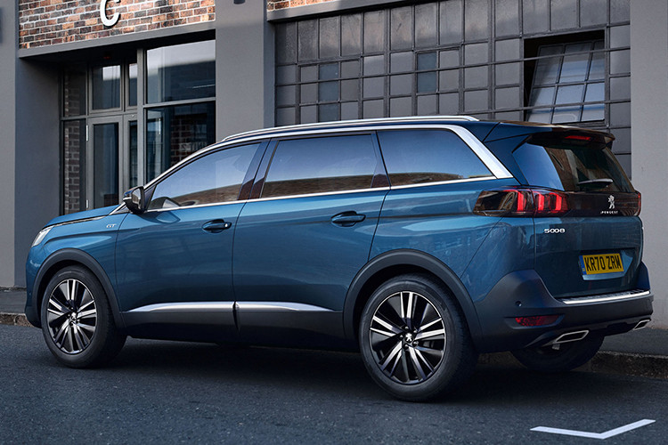 Trong khi đó, phiên bản tầm xa được trang bị bộ pin 98 kWh và động cơ điện mạnh 227 mã lực. Bên cạnh đó, Peugeot 5008 2025 cũng được cung cấp với các tùy chọn động cơ hybrid. Phiên bản hybrid nhẹ được trang bị động cơ xăng 1.2 lít tăng áp và hệ thống điện 48V, cho công suất tổng hợp 155 mã lực, đi kèm hộp số tự động sáu cấp e-DCS6.