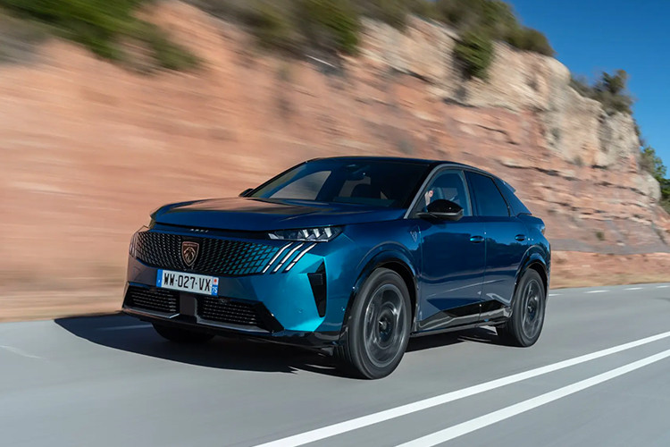 Hãng xe cho biết khung gầm mới có khả năng tương thích với nhiều hệ thống truyền động, bao gồm cả loại động cơ thuần điện. Peugeot 5008 2025 dự kiến có 2 phiên bản thuần điện. Ở bản tiêu chuẩn, e-5008 có một mô-tơ điện công suất 207 mã lực, đi kèm bộ pin 73 kWh.