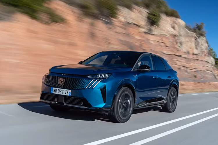 Hãng xe cho biết khung gầm mới có khả năng tương thích với nhiều hệ thống truyền động, bao gồm cả loại động cơ thuần điện. Peugeot 5008 2025 dự kiến có 2 phiên bản thuần điện. Ở bản tiêu chuẩn, e-5008 có một mô-tơ điện công suất 207 mã lực, đi kèm bộ pin 73 kWh.