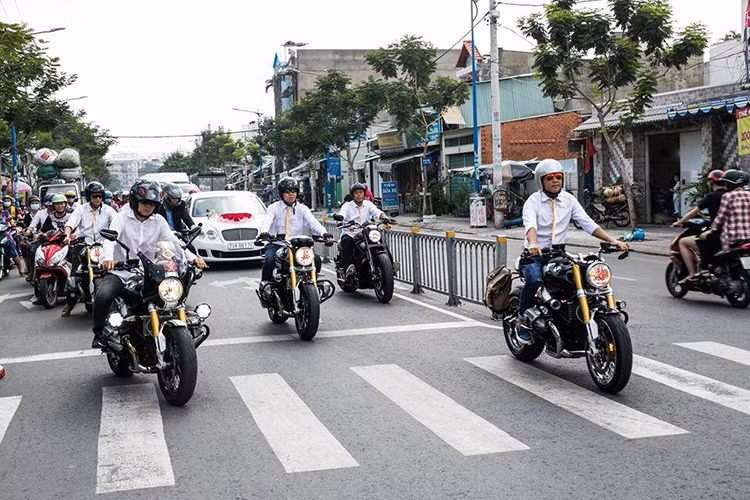 Được biết đây là những thành viên của câu lạc bộ BMW R NineT tại Sài Gòn, chú rể có mặt trong ngày trọng đại nhất này cũng là một thành viên của Clb. Họ là nhưng người có niềm đam mê bất tận cùng những vòng quay BMW Motorrad.